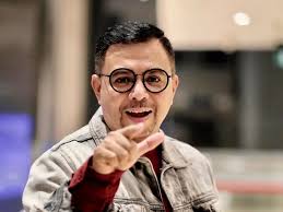 Carlo Saba Sempat 3 Bulan Absen Manggung Bareng Kahitna, Adik Ipar: Dia  Semangat Senam Pernapasan dan Jaga Pola Makan