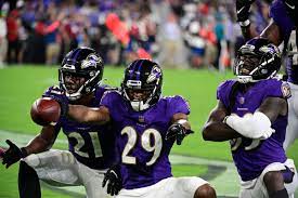 Ravens generally attack the faces of young livestock, but the more common raven behaviour of scavenging may be misidentified as predation by ranchers. Eghdauahtdnsem