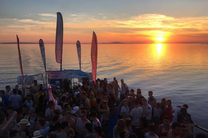 Discover stunning sunset landscapes by sea in 2026