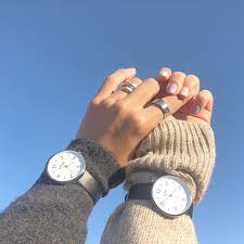 大好きな人とお揃いの時を刻む おしゃれカップルに人気のおすすめペアウォッチブランド9選 したいが見つかる 流行先取りメディア petrel ペトレル おしゃれ カップル 手つなぎ 影の写真