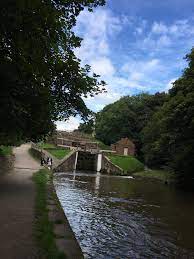 Over a distance of 127 miles, it crosses the pennines, and includes 91 locks on the main line. Leeds Liverpool Canal By Bike Botzarelli