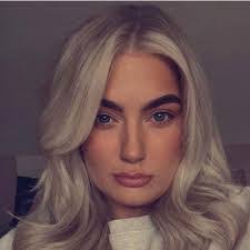 Fern Casey's Instagram, Twitter & Facebook