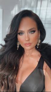 I had the pleasure of glamming Film Producer Carrie Holt de Lama for 'The  Bear' Season Three Red Carpet Premiere. She had recently received eye  surgery and was worried about it showing