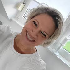 Jennifer Ratz's Instagram, Twitter & Facebook