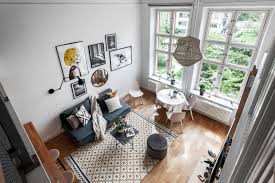 La cuisine a été déplacée, afin d'obtenir un beau pas question de perdre l'espace sous la mezzanine. Au Dessus De La Cuisine L Espace En Mezzanine Offre Des Chambres Supplementaires Dans Ce Petit Appartement Planete Deco A Homes World