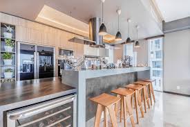 Tambahkan kulkas khusus menyimpan wine yang bersambungan dengan meja untuk memudahkan jangkauan saat ingin meminumnya. 17 Desain Mini Bar Ini Siap Membuat Anda Jatuh Hati Homify