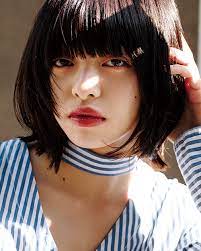 丸みのあるシルエットも空気感を入れて春らしく ヘアスタイリング 90年代ヘア 短い髪のためのヘアスタイル