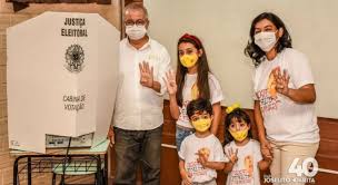 Ela recebe os parabéns do esposo andré luís santos ribeiro, dos filhos miguel gomes ribeiro e estela gomes ribeiro, dos pais irineu flausino gomes júnior e edna lopes da silva, dos irmãos tiago, casado com gleice, e irineu neto, dos sogros nelson ribeiro e adativa pereira dos santos, dos. Conheca A Historia Do Prefeito Eleito De Gravata Que Era Padre E Decidiu Se Casar Ne10 Interior