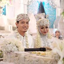 Bikin mangling dan cantik, riasannya pengantin sunda kaya akan makna. 7 Kebaya Muslim Adat Sunda Yang Bisa Jadi Inspirasi Hari Pernikahanmu