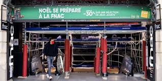 Depuis trois semaines, les mesures de confinement ont vidé la ville de paris de ses habitants et de ses touristes. Confinement A Paris Des Rues Et Des Magasins Loin D Etre Desertes