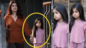 Akshay kumar shares her daughter nitara kumar video. Akshay Kumar S Naughty Daughter Nitara Kumar Having Fun With Mom Twinkle Khanna Youtube