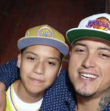 El día de mañana Harry Styles cumplirá 31 años, cuando estaba en One  Direction tenía 16 años. Han pasado 15 años ya, estamos viej0s