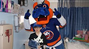 Nyisles the mascot начал(а) читать. Islanders Mascot Provides Spark To Kids In Hospital