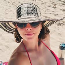 What are some good snorkeling spots and tour recommendations in Roatan?