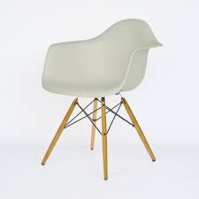 The eames plastic armchair daw by vitra in maple yellowish / white. Vitra Eames Plastic Armchair Kieselstein Gestell Esche