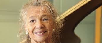 La terre entière tourne autour d'elle !| Life Plus