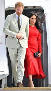 Ravishing In Red Pregnant Meghan Markle And Prince Harry Arrive In Tonga Rare Fashion Meghan Markle Style Prince Harry And Megan