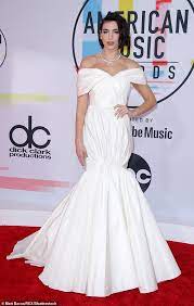 The absolute dreamteam william frederick bowerman, will nicholson, peter abbott. Here Comes The Pop Star Dua Lipa Wears Bridal Inspired Gown On Red Carpet At American Music Awards Daily Mail Online