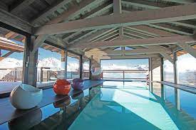 Der wohnbereich ist sehr geräumig und schön mit ausgezeichneten möbeln. Luxury Ski In Ski Out Chalet With Indoor Pool Chalets Zur Miete In Nendaz Wallis Schweiz