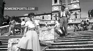 Cand printesa, impreuna cu anturajul ei, ajunge la roma, ea incepe sa se sature de interdictiile si de programul pe care trebuie sa il respecte cu strictete. 60 Aniversario De La Pelicula Vacaciones En Roma Youtube