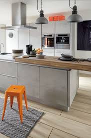 Alles Ohne Griffe Diese Grifflose Beton Kuche Ist Ein Perfektes Design Beispiel Fur Den Industrie Look Hingucker In Betonkuche Kuche Beton Kuchentrends