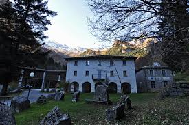 L'antica via per le terme dei bagni di masino non partiva, come si potrebbe pensare, dallo sbocco del torrente masino, nel territorio di ardenno, ma si addentrava nella valle dopo aver traversato l'intera costiera. Bagni Masino Therme And Spa To Visit In The Italian Alps