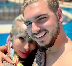 Królowe życia": Adrianna Eisenbach zdradziła, jak zarabia jej młodszy  partner. Ależ zaskoczenie!