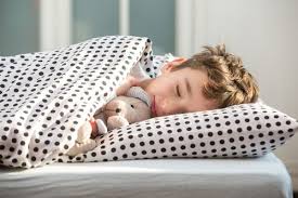 Demnach soll zum beispiel ein siebenjähriges kind um 19.30 uhr ins bett gehen, wenn es am nächsten tag um 6.30 uhr aufstehen muss, ein zehnjähriges kind, das zur gleichen zeit geweckt wird, muss. Schlafenszeit Fur Kinder Wann Sollten Sie Ins Bett Gehen Ich Bin Mutter