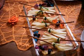 Bei diesen speisen lernen sie ihren gästen blutige finger und abgehackten fuß zur vorspeise, eingeweide mit würmen zum hauptgang und blutige hände mit warzen als nachspeise. Halloween Fingerfood Rezepte Chefkoch