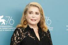 Considérée comme l'une des plus grandes actrices françaises de sa génération et de la seconde partie du xx e siècle, elle est l'égérie de réalisateurs comme jacques demy, françois truffaut ou andré téchiné. Catherine Deneuve Se Confie Sur Sa Mere Renee Agee De 108 Ans C Est Assez Incroyable Gala
