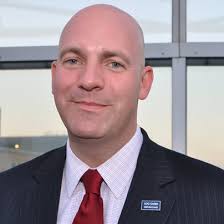 Log Cabin chief to step down