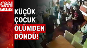 O sırada pizza işletmecisi serhat pirim çocuğun çırpındığını görünce, kollarına alarak 'heimlich' manevrası uyguladı. Nefessiz Kalan Cocugu Heimlich Manevrasi Yla Kurtardi Youtube