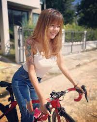 l immagine puo contenere 1 persona bicycle girl sporty girls sport girl