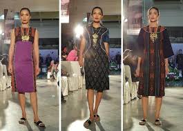 Bahan kain tenun itu, digunakan untuk diaplikasikan dengan produknya, seperti tas jinjing, clutch, pouch, dan aksesoris lainnya. 81 Gaya Baju Adat Ende Modern Paling Hist Modelbaju Id