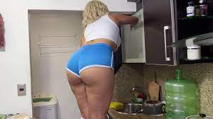 Encontré a la Milf Limpiando la Cocina en Pantalones Cortos Deportivos No  puedo dejar de ver su Gran Culo Sexy ver en línea