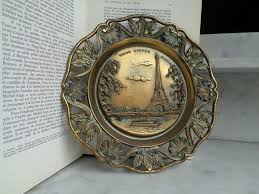 Souvenir De Paris Plaque Assiette Murale En Metal Tour Eiffel Bateau Mouche Sur La Seine Contour De Feuill Souvenir De Paris Assiette Murale Parement Mural
