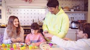 O σάκης ρουβάς έχει την ευλογία να ζει στην εξοχή και να καταπιάνεται με τη φύση και όσα αγαπά Sakhs Roybas Oi Kores Toy Epimelh8hkan Thn Emfanish Toy Eikona I Love Style