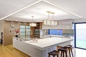 Las cocinas con isla son una de las opciones que más se recomiendan si se dispone del suficiente espacio, si desas una cocina con isla te damos las claves. Disenos De Modernas Cocinas Con Islas