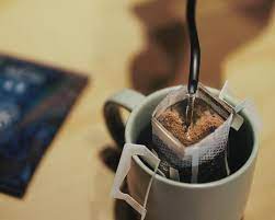 peacocks coffee 在instagram 上发布 簡單的為自己煮一杯咖啡 濾掛咖啡大概是首選 拆開包裝 掛上杯子 注入熱水 一杯好咖啡即可馬上享用 我們在這簡單的東西上 可下了不簡單的功夫 研磨咖啡 peacock coffee tableware glassware