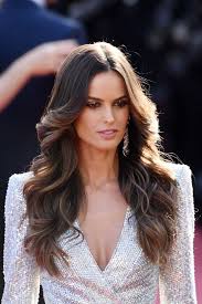 Lisci, mossi, con riga centrale, alla pari o scalati, i tagli lunghi propongono sempre moltissime varianti tra cui scegliere per delle . Capelli Lunghi E Scalati A V Gli Intramontabili Vanity Fair Italia