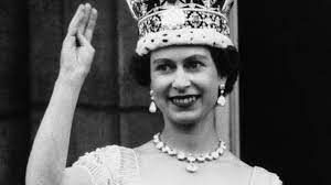 How the queen's official birthday is celebrated in june. Queen Elizabeth Ii So Setzte Sie Ihre Kronung Im Fernsehen Durch Stern De