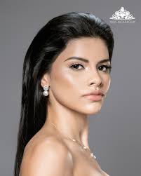 Isabella Salgado Filosofía de vida: “El secreto del éxito es el trabajo  duro y constante” Una producción de @silhuetasmodelos Dirección General  @karencelebertti Fotografía @antonioramirezfoto Asistencia de producción  @diana.loaisigar Accesorios ...