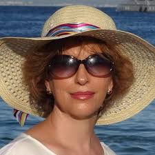 O echipă lucrează la finalizarea numărului 1 al revistelor. Vă mulțumim și  vă vom anunța când începem expedierea!