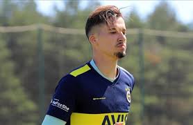 Altay bayındır her geçen gün artan başarılı performansı ile büyük kulüplerin transfer listesine girmeyi başarmıştır. Fenerbahcelilere Altay Bayindir Mujdesi Tele1