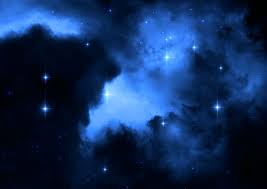 Zijn mysterieuze, plotselinge dood brengt de zussen weer bij elkaar in het ouderlijk huis. Pleiades Pixabay Looking Around