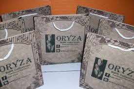 Setelah semua alat dan bahan yang dibutuhkan selesai disiapkan sekarang anda bisa mulai membuat batik tulisnya dengan mengikuti proses pembuatan batik tulis sebagai berikut. Batik Oryza Teknik Pembuatan Batik Secara Umum Proses Pembuatan Batik Melalui 3 Tahapan Yaitu Pewarnaan Pemberian Malam Lilin Pada Kain Dan Pelepasan Lilin Dari Kain Kain Putih Yang Akan Dibatik Dapat Diberi