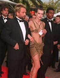 Pourtant, la minorité de la jeune femme n'empêche pas le couple de poursuivre son idylle et de se marier en. Luc Besson Dating History Famousfix
