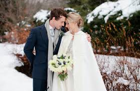 Hochzeit Im Schnee Perfekte Ideen Fur Ihr Fest In 2020 Schnee Hochzeit Winter Hochzeit Kleidung Und Winter Wunderland Hochzeit