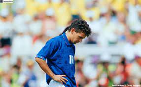 عاد نجم كرة القدم الإيطالية السابق روبيرتو باجيو للظهور الإعلامي مؤخرا ليُدلي بتصريحات نارية في حق محللي الدوري الإيطالي، وشدد باجيو على أنه يُفضل العزلة والبقاء في بيته. Ù…Ø³ÙŠØ±Ø© Ø±ÙˆØ¨ÙŠØ±ØªÙˆ Ø¨Ø§Ø¬ÙŠÙˆ Ø§Ù„Ù„Ø§Ø¹Ø¨ Ø§Ù„Ø°ÙŠ Ù…Ø§Øª ÙˆØ§Ù‚ÙØ§