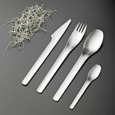 Les Couverts De Table Em De Stelton Ont Ete Crees En 1995 Par Le Designer Erik Magnussen Http Www Designers Ave Couverts De Table Couverts En Argent Couvert